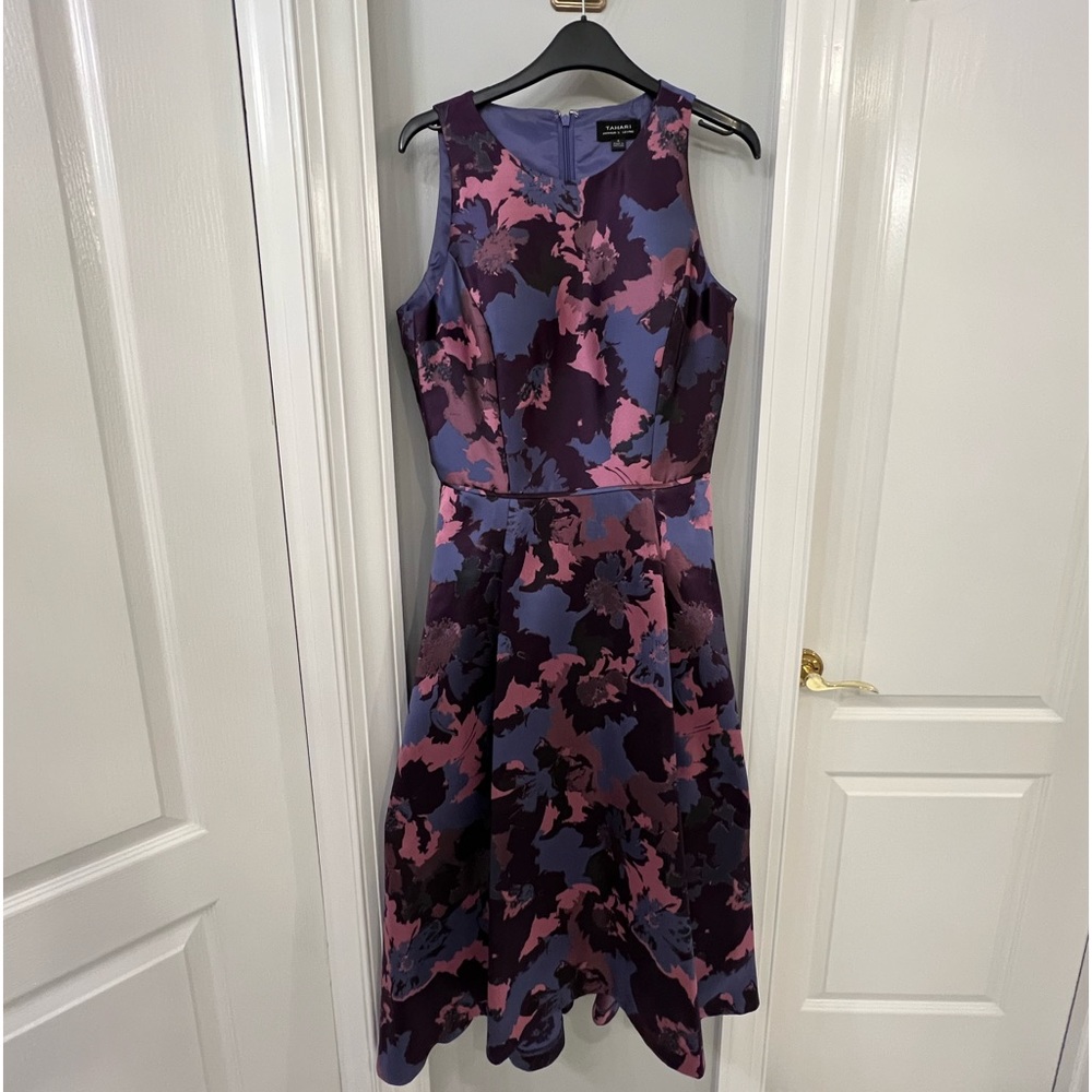 Tahari sleeveless formal or evening Dress.Sz 4. Evening dress. Worn once.